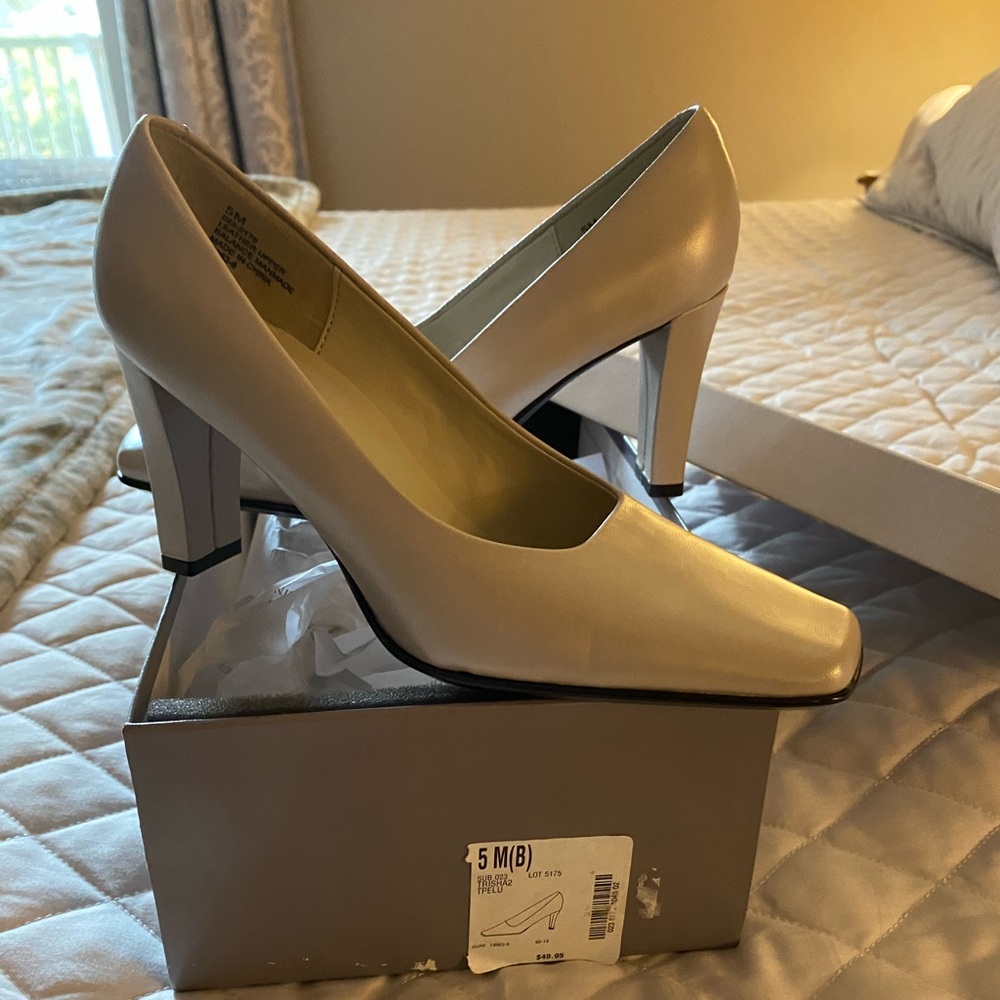 Worthington ladies size 5 bone colored shoes